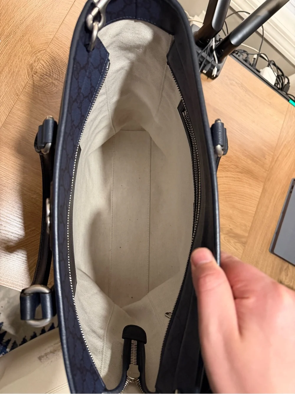Authentic Gucci GG Supreme Canvas Tote in Navy/Black – Mint Condition
